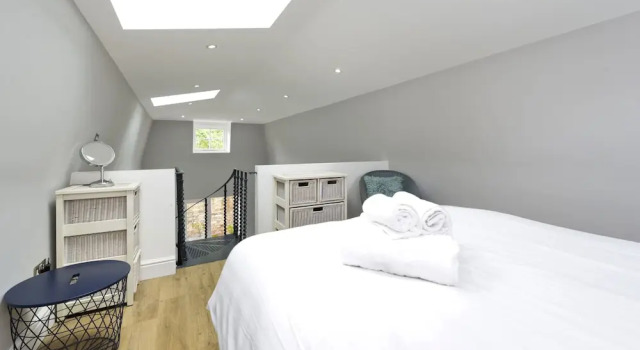 Коттедж c 1 комнатой Charming Home With Patio Close to Wimbledon Park by Underthedoormat