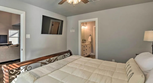 Hot Tub & Fire Pit! Cozy Granbury Escape Near Lake, 预订 度假屋 格兰伯里 Dallas - Fort Worth Metropolitan Area