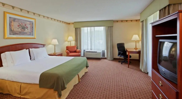 Люкс Holiday Inn Express Hotel & Suites-North East by IHG