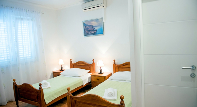 Room Robi - 50m from beach R3 Podstrana, Riviera Split, Забронировать Отель Подстрана Окрестности Сплита, рядом с Туристический центр Подстраны