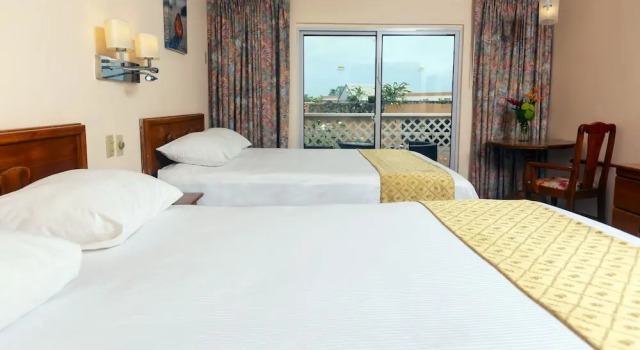 Четырёхместный номер Standard с балконом и с видом на сад Grafton Beach Resort