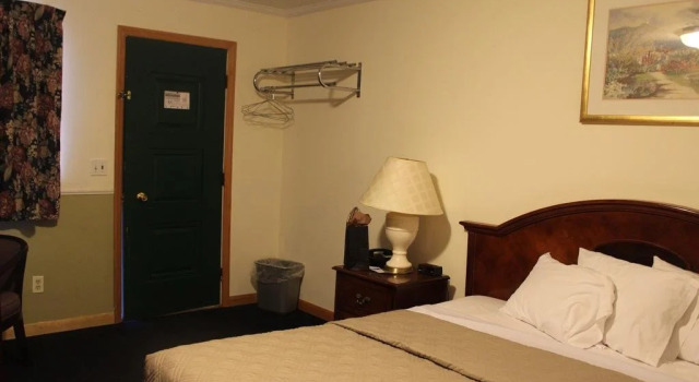 Berkshire Travel Lodge, Varaa Hotelli Hotellit New England uima-altaalla, Uima-allas