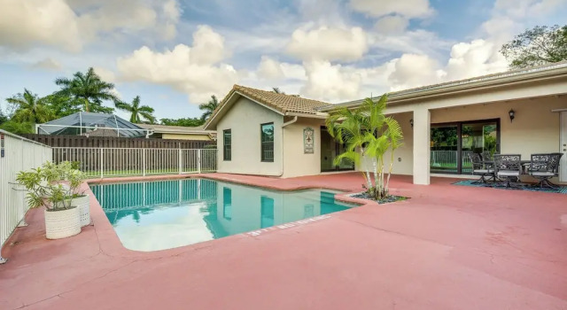 Коттедж Near Golf & Beaches: Coral Springs Home w/ Yard!