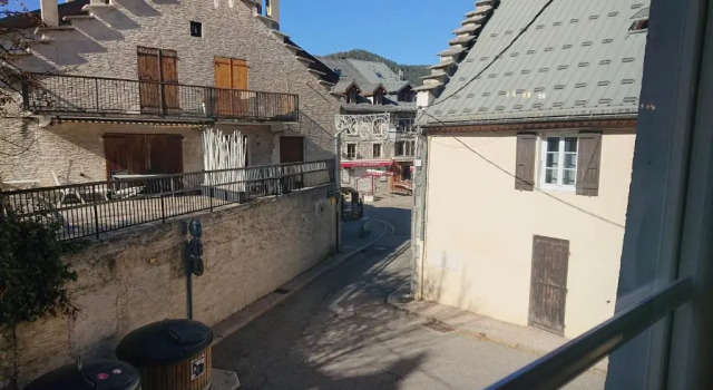 Grande maison de ville rénovée,au cœur du village