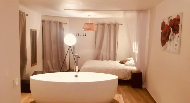 Апартаменты Le Laguna duplex hypercentre les halles donjon wifi linge de pressing
