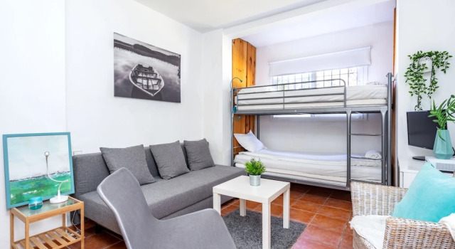 Beachside Apartment with Garden Ref 89