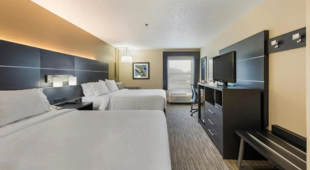 Четырёхместный номер Standard Holiday Inn Express London-I-70 by IHG