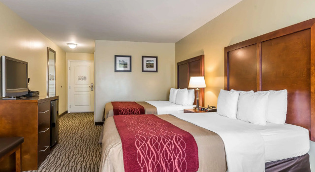 Четырёхместный номер Standard Comfort Inn Pomona near Fairplex