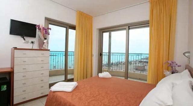 Трёхместный номер Standard Hotel Adria Beach Club