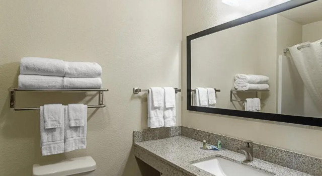 Четырёхместный номер Standard Cobblestone Inn & Suites - Guernsey