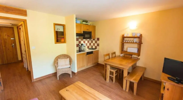 Appartement Serre Chevalier, 1 pièce, 4 personnes - FR-1-330F-120, Rezerwuj Apartament Hotele w Serre Chevalier z basenem, Basen
