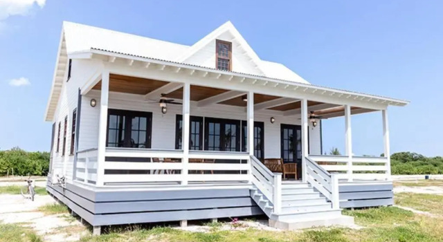 Athena's Mahogany House by the Bay 4 Bedroom/2 Bathroom