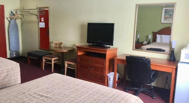 Четырёхместный номер Standard Valley Inn Motel