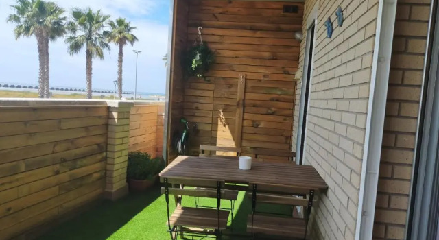 Апартаменты Apartamento para 5 personas frente al mar con piscina y parking