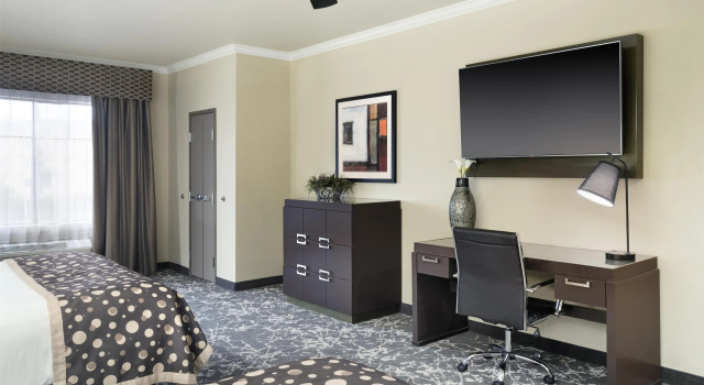 Четырёхместный номер Deluxe Best Western Premier Crown Chase Inn & Suites