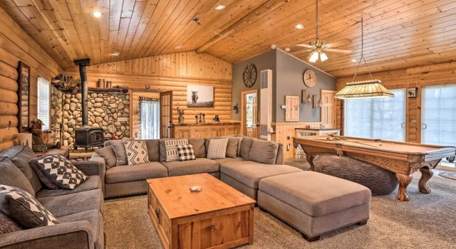 Коттедж с 3 комнатами < 2 Mi to Lake: Big Bear City Cabin w/ Hot Tub!