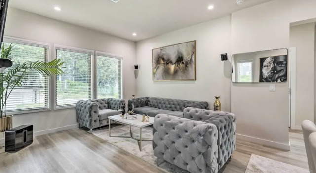 Luxury Smart Home 1 Mi to Mercedes-benz Stadium!, Забронировать Дом для отпуска Атланта Джорджия, рядом с Мерседес-Бенц Стэдиум