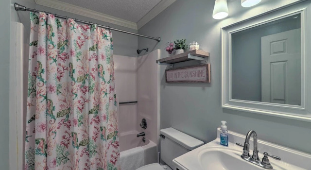 Апартаменты Bright Emerald Isle Condo w/ Private Beach Access!
