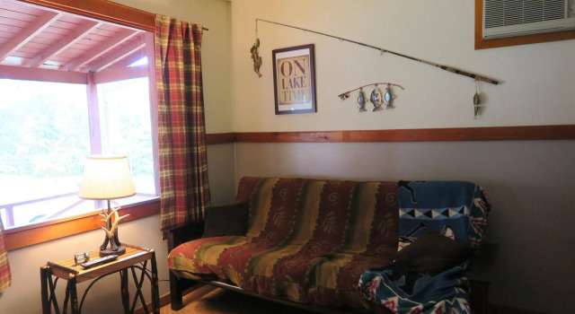 Forest Hill Lodge & Cabins, Buchen Sie Gasthaus Lake George 