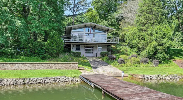 Коттедж Launch & Dock: Lake Norman Retreat w/ Scenic Deck