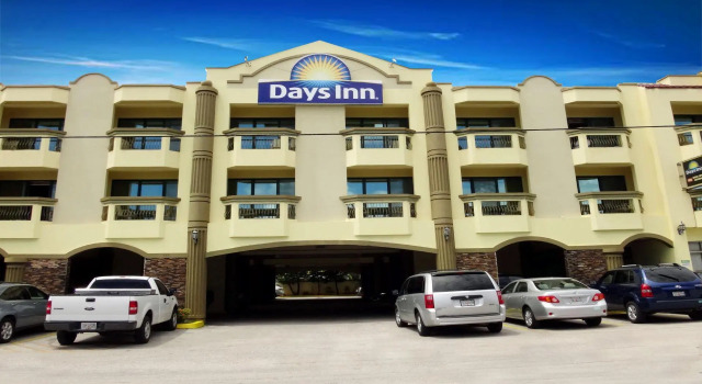 Standard Double room with balcony Days Inn Guam - Tamuning