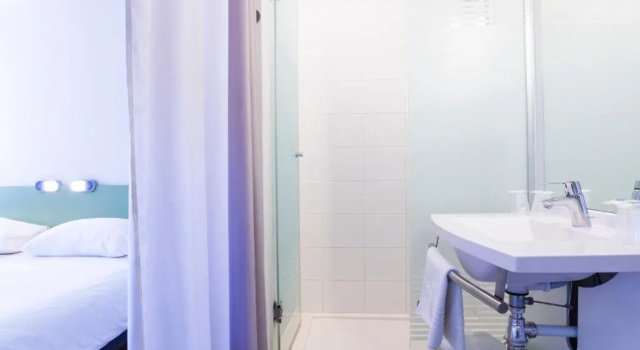 Standard Twin room ibis Valence Sud