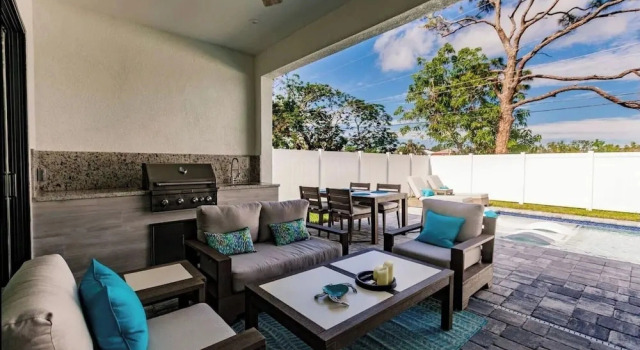 Brisa del Mar by Avantstay 4BR Coastal-modern Retreat + Private Pool + Outdoor Dining Walk to the Gulf + Mercato Minutes Away, Book Feriehus Villaer i Florida, Villa