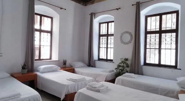 Кровать в общем номере (мужской номер) Rhodes Youth Hostel