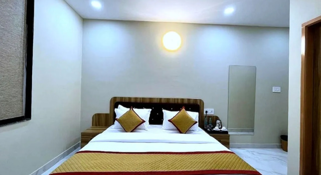 Трёхместный номер Deluxe Hotel Vrinda Niddhivan- near Prem mandir