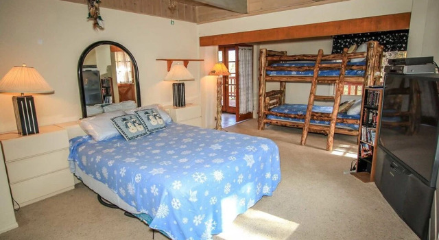 Summit Comfort-1571 by Big Bear Vacations, Varaa Lomakoti Hotellit Big Bear Lake pysäköinnillä, Pysäköinti