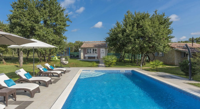 Holiday House with pool, garden, playground and BBQ - surrounded by nature, Забронировать Отель Отели Rovinj Riviera с бассейном, Бассейн