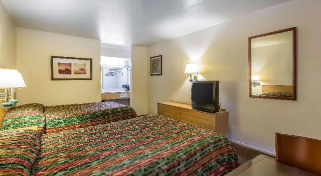 Четырёхместный номер Standard Rodeway Inn Magic Mountain Area