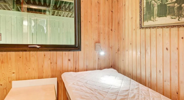 Spacious Holiday Home in Aakirkeby With Sauna, Book Feriehus Sommerhuse i Hovedstaden region, Hytte