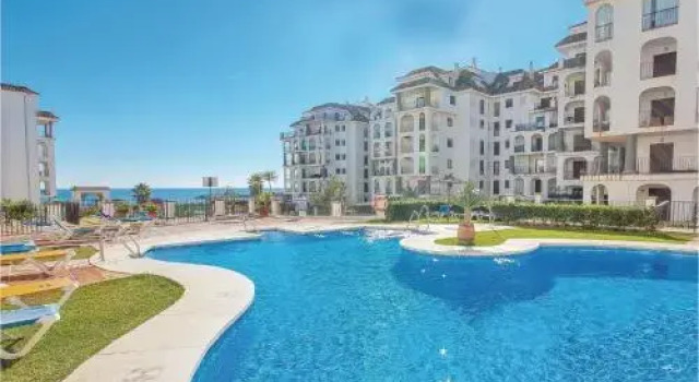 Three-Bedroom Apartment in Puerto de la Duquesa, Забронировать Апартаменты/квартира Кастильо де ла Дукеcа Андалусия
