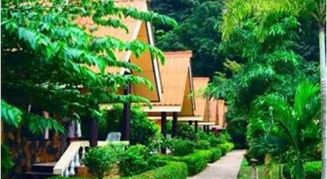 Кровать в общем номере Rim Khao Jungle Resort Koh Lanta