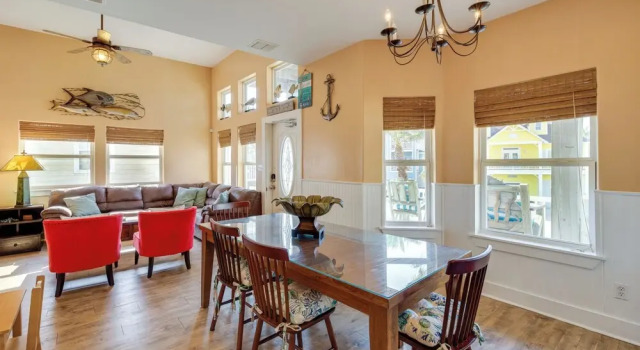 Port Aransas Home: Private Pool < 1 Mi to Beach!, Забронировать Дом для отпуска Коттеджи Порт-Аранзас, Коттедж