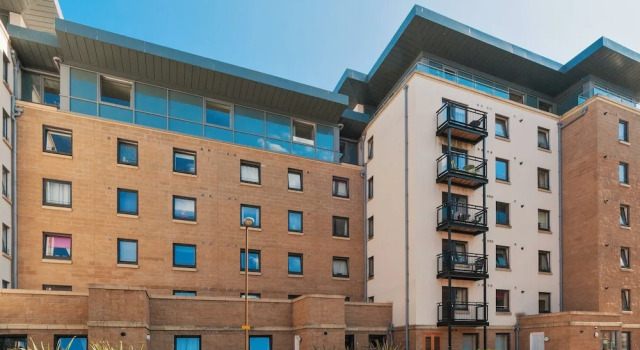 This fantastic 3 bed ground floor apartment has private parking too!, Prenota Appartamento Murrayfield 