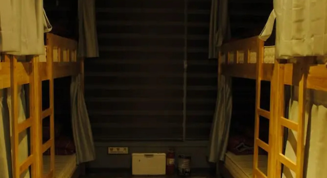 Cama en dormitorio compartido (dormitorio compartido femenino) con vista al océano MoonDong's Hostel
