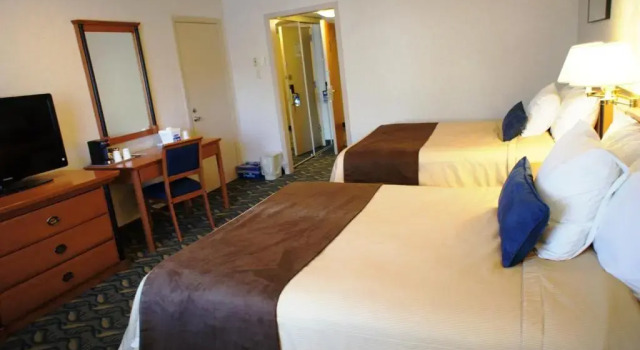 Четырёхместный номер Standard Travelodge by Wyndham Niagara Falls At the Falls