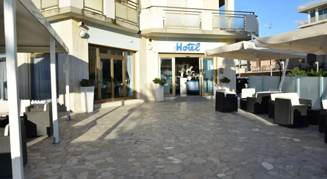Hotel Petite Fleur, Varaa Hotelli Alba Adriatica Rooma