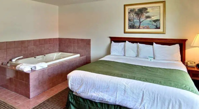Days Inn & Suites by Wyndham Traverse City, Book Hotel Traverse City Michigan