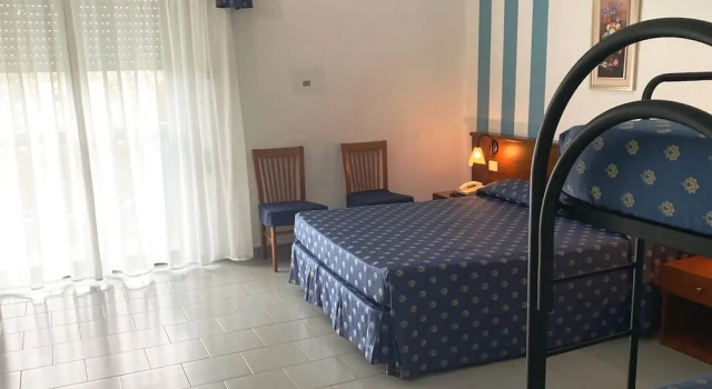 Четырёхместный семейный номер Standard с балконом Hotel Villaggio Aurora