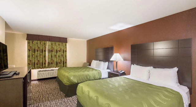 Четырёхместный номер Standard Quality Inn & Suites Caseyville - St Louis