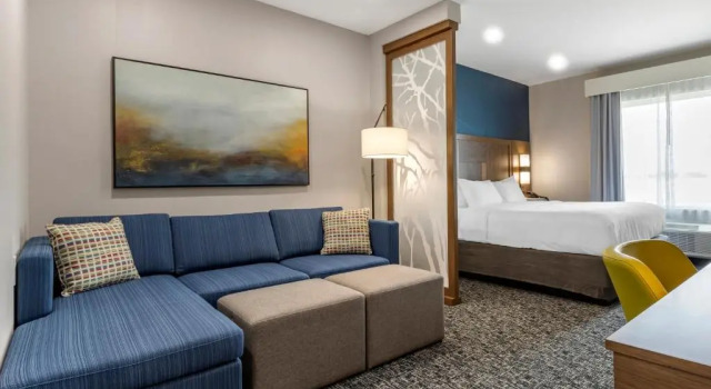 Люкс с видом на поле для гольфа Comfort Suites Greenville Airport