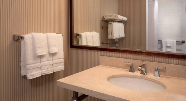 Четырёхместный номер Standard Sheraton Louisville Riverside Hotel