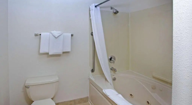Номер Standard Clarion Inn Surfrider Resort
