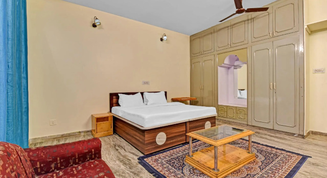 OYO 82265 Hotel Om Naman, Забронировать Отель Отели штата Раджастхана с парковкой, Парковка