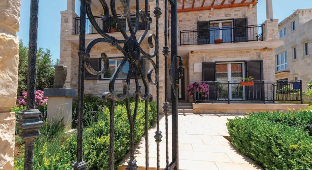 Amazing Home in Lumbarda With Wifi and 6 Bedrooms, Забронировать Отель Отели Лумбарды с бассейном, рядом с Частный Пляж «Апартментс Зуре», Бассейн