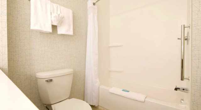 Люкс с 2 комнатами Holiday Inn Express & Suites Monroe by IHG