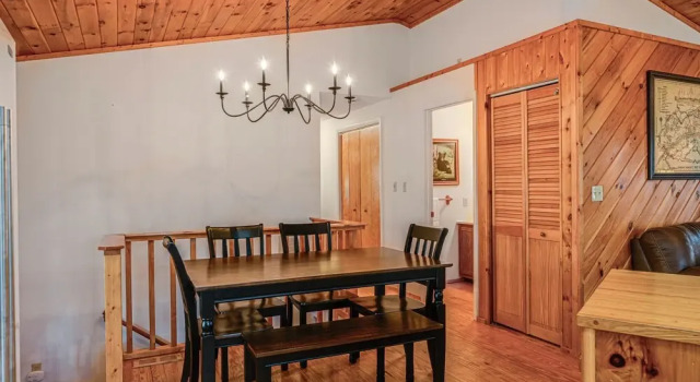Коттедж с 3 комнатами с балконом Bryson City Cabin w/ Hot Tub, Views & Pool Table!